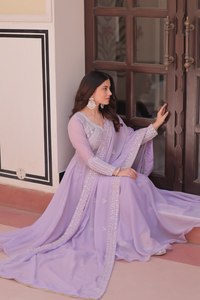 Robe Anarkali élégante et tendance pour femme, en soie zari et broderies, col en V, sans manches, ourlet évasé, longueur au sol, idéale pour les soirées. - Product Image 3