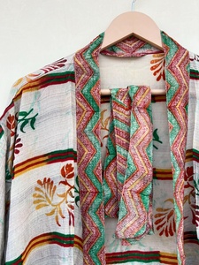 Kimono vintage en soie blanche recyclé cadeau d'anniversaire pour sa robe de nuit - Product Image 5