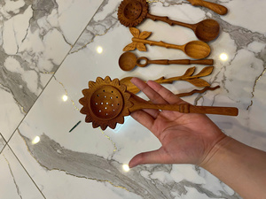 ทัพพีรูรูปดอกทานตะวัน ด้ามไม้ สำหรับทอด ตัก และเสิร์ฟ ขายส่งเวียดนาม - Product Image 3