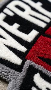 Alfombra Decorativa Moderna Única con Forma de Sombrero de Copa, Hecha a Mano con Lana, Antideslizante, con Patrón Geométrico en Negro, Blanco y Rojo - Product Image 2