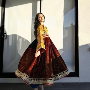 ชุดเดรสแบบดั้งเดิมของชาวอัฟกันชนเผ่ากุจิ สีน้ำเงิน พร้อมงานปักเหรียญทองและแขนเสื้อสีส้มสดใส สำหรับงานแต่งงานแบบดั้งเดิม - Product Image 4