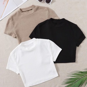 เสื้อครอปแขนสั้นผู้หญิง คอกลม สีพื้น ลำลอง ทรงเข้ารูป สีขาว สีดำ สีเบจ - Product Image 1