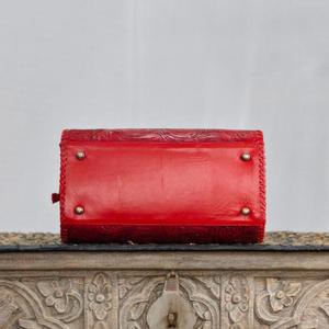 Bolsa de Viaje de Cuero Rojo de Lujo, con Asa Superior, Cierre de Cremallera, Diseño Floral Repujado, Uso en Viajes, Duradera, Gran Capacidad, Ligera - Product Image 3