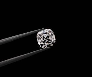 Diamant de laboratoire de 3,0 carats, taille coussin unique, coupe ancienne, couleur E-F, pureté VVS2, certifié IGI, finition polie, qualité de coupe EX, créé en laboratoire - Product Image 2