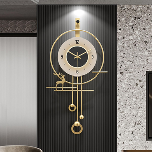 Horloge géométrique moderne en or avec motif cerf et pendules suspendus. Style luxueux disponible à prix de gros. - Product Image 1
