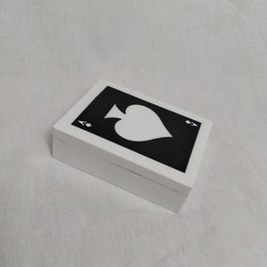Porte-cartes de jeu élégant en résine fait main, accessoire de jeu durable avec design gravé, couleur et taille personnalisables - Product Image 5