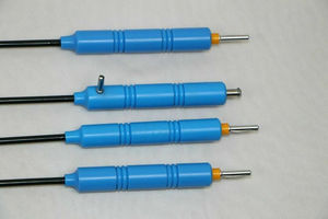 4 pièces d'instruments manuels laparoscopiques en acier inoxydable : électrode monopolaire, spatule de dissection, crochet en L, crochet en J, et instrument d'aspiration par Mahfooz Instruments - Product Image 4