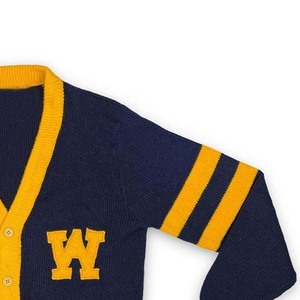 Cardigan en tricot bleu marine pour femme avec broderie en chenille du logo W jaune, col en V, manches longues, fermeture boutonnée - Product Image 5