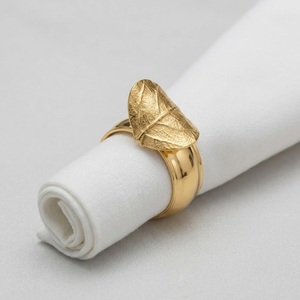 Porte-serviettes en forme de feuille en laiton doré, écologiques, en gros, pour la décoration de table de mariage, de fête, d'hôtel ou de restaurant - Product Image 1
