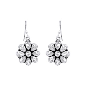 Vente en gros de boucles d'oreilles pendantes en argent sterling 925 avec topaze blanche naturelle, motif floral, Memoria Jewels - Product Image 1