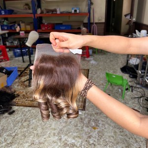 ผมมนุษย์แบบหยิกเด้งเป็นลอน  แบบเป็นมัด  พร้อมผมต่อแบบดิบ  สำหรับทำวิกผมมนุษย์แบบติดหน้าผากด้วยเชือกผูก  สามารถปรับแต่งได้ - Product Image 3