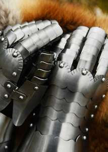 Guantes de Acero Medievales Hechos a Mano con Detalles Decorativos para Exhibición de Disfraces, Museo, Decoración del Hogar - Product Image 3