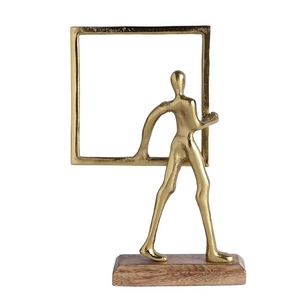 Sculpture décorative moderne abstraite en métal, figurine humaine tenant un cadre carré ouvert, pour la décoration de table ou de salon - Product Image 2