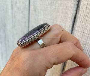 Anillo largo de Plata de Ley 925 para mujer, anillo llamativo detallado de encaje artístico de filigrana de piedras preciosas de Charoite - Product Image 2