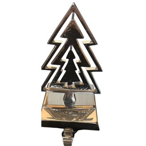 Soporte para Calcetines Navideños de Metal Plateado con Diseño Clásico, Base Antideslizante, Gancho Resistente para Chimenea o Repisa - Product Image 1