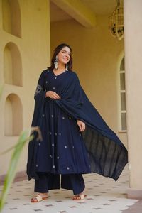 Collection de costumes de style lourd avec broderie en soie romaine, Anarkali, Palazzo, Tabby, Organza, Dupatta, taille naturelle, écologique - Product Image 1