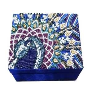 Boîte de rangement à bijoux rectangulaire moderne de luxe, brodée de perles, avec miroir, personnalisable, en velours, pour boucles d'oreilles et colliers – Édition promotionnelle anniversaire - Product Image 2