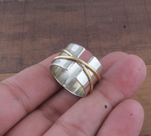 Vente en gros de bagues de mariage classiques en argent sterling 925, design en laiton bicolore, fabrication artisanale, fournisseur de bijoux unisexes - Product Image 2