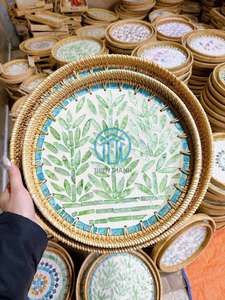 Plateau de service rond intemporel en rotin avec incrustation délicate de fleurs en nacre, cadre en fibres naturelles fait main, élégant et décoratif - Product Image 2