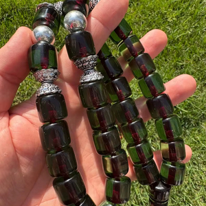Tasbih en résine vert émeraude fait main avec pompon argenté - Product Image 1
