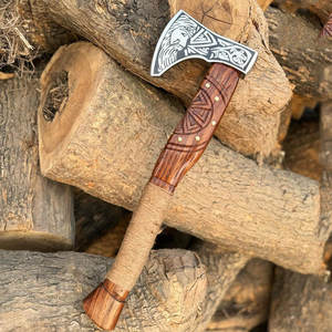 Hache Viking Artisanale de Qualité Industrielle en Bois, Tête en Acier Carbone Gravée Nordique, Outil Traditionnel de Bushcraft pour le Camping et la Manutention du Bois de Feu - Product Image 1