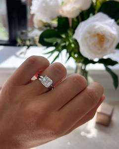 แหวนหมั้นและแหวนครบรอบเพชรเพาะเลี้ยง Platinum 950 ระดับไฮเอนด์สุดหรู รับรองโดย IGI ทรงสี่เหลี่ยม Asscher Bezel จากผู้ผลิต - Product Image 4