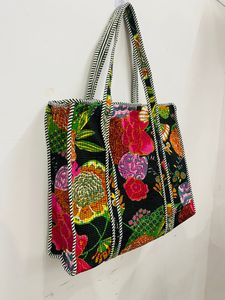 Bolsa de Mano Negra Acolchada de Algodón Hecha a Mano para Mujer, Bolsa de Compras con Estampado Floral Colorido para Venta al por Menor y Exportación - Product Image 2