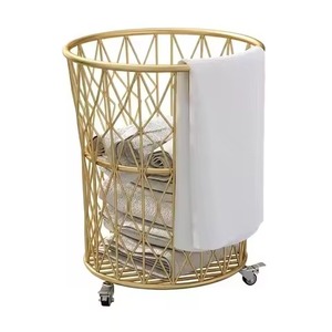 Panier à linge mobile en métal doré sur roulettes pour l'organisation des vêtements sales et des serviettes - Product Image 1