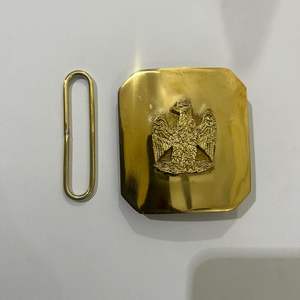 La hebilla de cinturón de infantería en tono latón y plateado presenta un diseño cruzado, un diseño comúnmente asociado. - Product Image 3