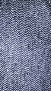 Tela de tweed de poliéster con diseño en espiga en negro con detalles en azul marino, 300 gsm, antipilling, de doble cara y calidad premium. - Product Image 2