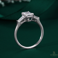 Anillo de Compromiso de Lujo con Diamante Cultivado en Laboratorio con Corte Esmeralda Certificado por IGI, con Piedras Laterales en Forma de Baguette Cónicas para Mujer