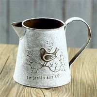 Arrosoir en métal au design moderne, finition émaillée imprimée aux couleurs vives, améliore l'expérience de jardinage tout en maintenant l'hydratation des plantes.