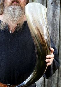 Coupe à boire artisanale en corne de buffle naturelle et écologique avec support en corne brute, style viking, imitation antique, décoration - Product Image 4
