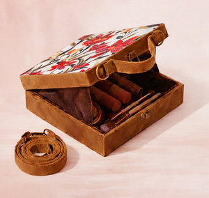 Bolso de Mano Tipo Maleta con Estampado de Flores Rojas, Estructura de Madera Artesanal, Acabado Mate con Tela de Gamuza Satinada, Bolso de Diseño de Lujo - Product Image 3