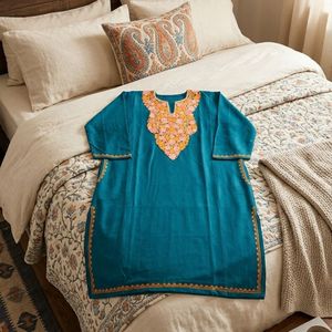 Kurti Pheran kashmiri bleu turquoise avec broderie florale Aari pêche et or - Product Image 4