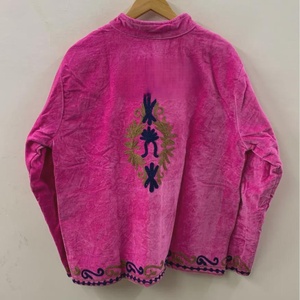 Veste en velours brodée Suzani faite à la main pour femmes, manteau d'hiver bohème de luxe, vêtement d'extérieur court traditionnel ethnique à fleurs - Product Image 2