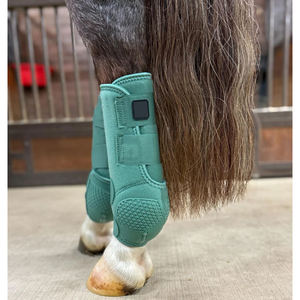 Bottes de protection classiques Flexion Legacy Front Black pour chevaux, en néoprène et polaire, design personnalisable pour la protection des tendons des jambes du cheval - Product Image 2