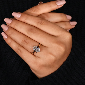 Anillo de Compromiso Solitario con Corte Hexagonal, Chapado en Oro Amarillo, Anillo Minimalista con Engaste de Diamantes, Unisex - Product Image 6