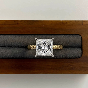 แหวนหมั้นเพชรทรงปรินเซสคัท 3 กะรัต เพชรเลี้ยงในห้องปฏิบัติการ ประดับด้วยวงแหวนแบบซ่อน 14K ทองคำขาว ดีไซน์เกลียว รับรองโดย IGI ของขวัญเครื่องประดับเจ้าสาว - Product Image 1