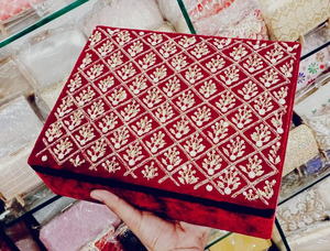 Boîtes à bijoux modernes en perles et tissu brodé Zari, design indien fait main, taille personnalisable, logo, artisanat artistique, décoration intérieure - Product Image 3