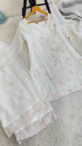 Élégant shalwar kameez en viscose orné de cristaux, avec un bas fluide et un dupatta en organza épais et élégant, disponible du S au XXL. - Product Image 6