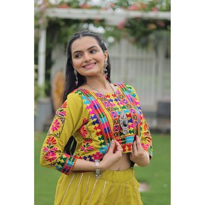 Navratri Special Lehenga Choli pour femme avec ensemble de travail brodé Gamthi - Product Image 6