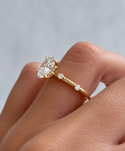 Anillo Clásico de Diamantes con Corte Ovalado Chapado en Oro Amarillo para Mujer con Piedras Laterales, Regalo de Compromiso y Boda - Product Image 3
