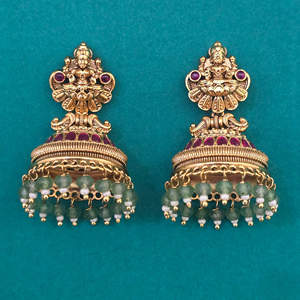 Grossistes de bijoux faits à la main Chine Kanhai Jewels Boucles d'oreilles pour femmes en forme de lune antique style temple, en cristal et strass, finition or mat - Product Image 4