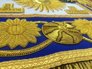 Tablier de Grand Officier de Loge Bleue avec diverses broderies dorées et cuir blanc argenté - Product Image 3