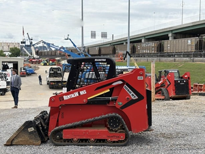 Cargadora de orugas compacta 1050RT 2022 con cabina cerrada, máquina de construcción de alto rendimiento - Product Image 6