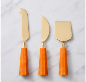 Juego de 3 cuchillos para queso con hoja de acero inoxidable dorado y mango de resina naranja marmoleada, perfecto para uso doméstico. - Product Image 1