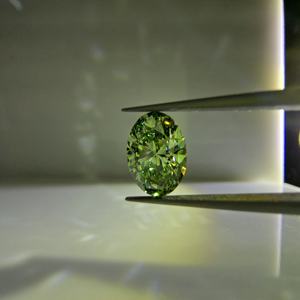 เพชรทรงรีสีเขียวสดใส 1.5 กะรัต เจียระไนแบบบริลเลียนท์ เพาะเลี้ยงในห้องปฏิบัติการ ระดับความสะอาด VS2 ได้รับการรับรองจาก IGI เพชรเม็ดเดี่ยว - Product Image 4