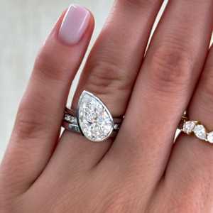 Bague de mariage moderne en or véritable 18 carats avec diamant de laboratoire taille poire de 5 carats, sertie clos, bande de 1,5 mm, design goutte d'eau horizontale, bijoux fins - Product Image 5