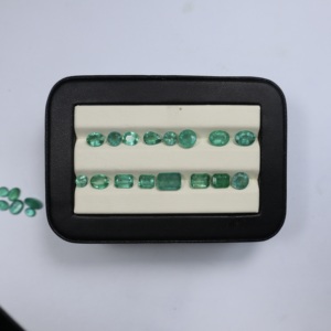 Esmeraldas Verdes Naturales de Zambia, 41 Piezas, 30.60 Quilates, Corte Ovalado y Redondo, Gemas de Primera Calidad - Product Image 1